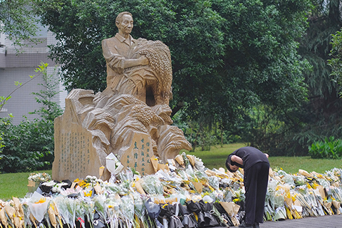 ◎ 五月二十二日,重慶西南大學的師生在校內袁隆平雕像前獻花、鞠躬,悼念袁隆平。袁隆平一九五三年畢業於西南農學院(現西南大學)。(中新社)
