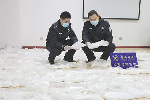 ◎ 六月二十二日,青島海關發佈消息稱,近日,在中國海關總署緝私局指揮下,青島海關緝私局聯合青島市公安局出動警力七十餘名,查獲一起特大外籍船舶走私毒品案件,現場繳獲毒品可卡因二百一十五點三七公斤,這是近年來山東省查獲數量最大的可卡因走私案。資料圖為海關清點查獲走私毒品。(中新社發 青島海關供圖)
