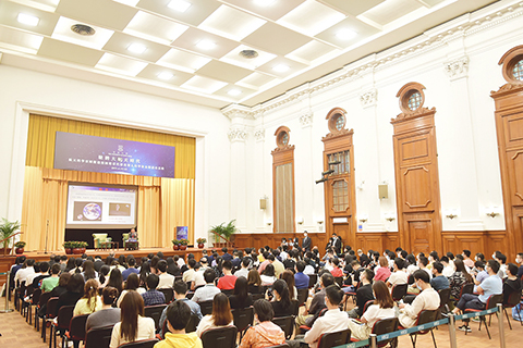 ◎ 六月二十三日,香港大學舉行「航天科學家團隊進校園」暨當代傑出華人科學家公開講座活動,探月工程三期總設計師胡浩以《九天攬月》為題,分享自二00四年以來中國探月工程的發展歷程,系統講解「嫦娥五號」任務情況。(香港中通社記者 許其皓攝)