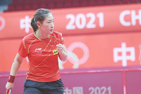 ◎ 六月二十三日,中國一團選手劉詩雯在第三輪單打比賽中以三比0戰勝中國二團選手錢天一。在山東威海舉行的國乒熱身賽女子團體賽收官。中國一團位列本次熱身賽團體第一。(新華社發 中國乒協供圖)