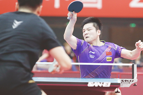 ◎ 六月二十三日,中國一團選手樊振東在第三輪單打比賽中以三比0戰勝中國二團選手梁靖崑。最終,中國一團以四比一取勝。由樊振東、馬龍、許昕組成的中國一團以全勝戰績結束本次熱身賽全部比賽。(新華社發 中國乒協供圖)