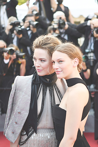 ◎ 法國康城,第七十四屆康城國際電影節影片《在他的一生中》主創團隊亮相首映紅毯,該片由法國導演埃瑪紐埃勒.貝爾科執導。圖為兩位參演女演員梅麗莎.喬治(左)和盧.蘭普羅斯。