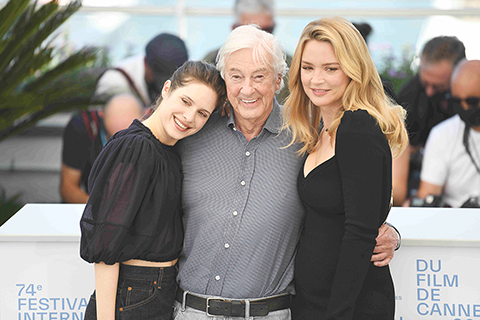 ◎ 第七十四屆康城電影節主競賽單元影片《聖母》主創人員集體亮相。該片由保羅.范霍文(中)執導,維爾日妮.埃菲拉(右)、達芙妮.帕塔基亞等主演。影片取材於十七世紀意大利的歷史故事。