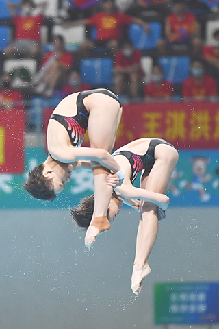 ◎ 七月十二日,奪得金牌的江蘇隊組合阮莉儷(左)/吳心怡在比賽中。(新華社記者 張博文 攝)