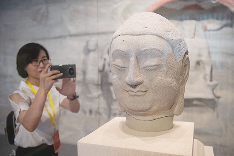 ◎ 七月二十四日,山西省太原市,天龍山石窟「第八窟北壁主尊佛首」正式回歸原屬地,並在天龍山石窟博物館開幕的「復興路上.國寶歸來」特展上長期陳列展出。它成為近百年來第一件從日本回歸天龍山石窟的珍貴流失文物。(中新社記者 韋亮攝)
