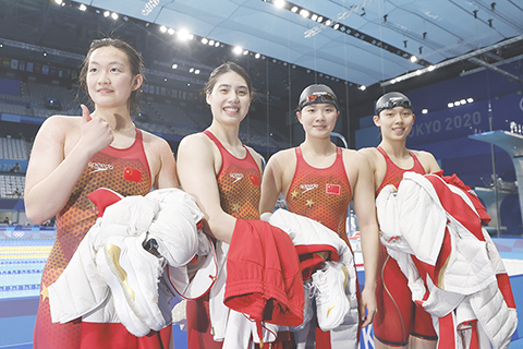 ◎ 東京奧運會游泳比賽女子四乘二百米自由泳接力決賽在東京水上運動中心舉行,由李冰潔(左一)、張雨霏(左二)、湯慕涵(右二)、楊濬瑄(右一)組成的中國隊以七分四十秒三三奪得冠軍,並打破世界紀錄。(香港中通社圖片)