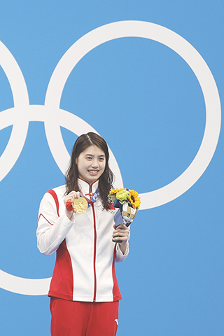 ◎ 東京奧運會游泳比賽女子二百米蝶泳決賽中國選手張雨霏摘得金牌。 (香港中通社圖片 )