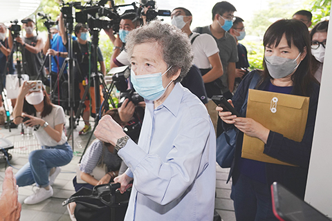 ◎ 八月九日,美心集團創辦人伍沾德長女、港區婦聯代表聯誼會榮譽顧問伍淑清來到政府總部,報名參加二0二一年香港特區選舉委員會界別分組選舉。(中新社記者 張煒 攝)