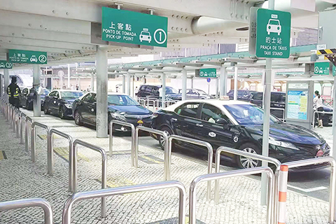 ◎ 近期常見關閘的士站候客的士大排長龍。