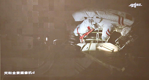 ◎ 其間,在艙內的航天員湯洪波配合支持兩名出艙航天員開展艙外操作。(中新社發 中國載人航天工程辦公室供圖)