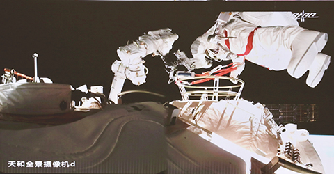 ◎ 圖為航天員聶海勝出艙。(中新社發 中國載人航天工程辦公室供圖)