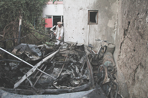 ◎ 這是八月二十九日在阿富汗首都喀布爾國際機場附近居民區拍攝的火箭彈襲擊現場。(新華社)