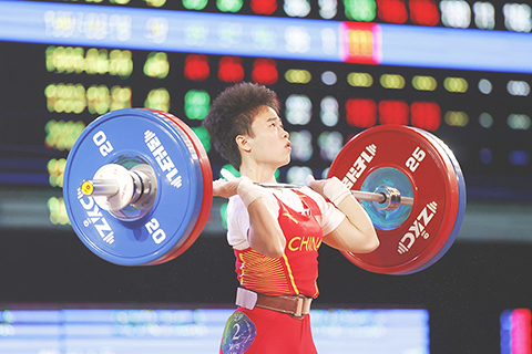 ◎ 九月十六日,第十四屆全運會舉重女子四十九公斤級決賽在陝西渭南舉行,湖南隊選手侯志慧總成績二百一十四公斤奪冠。(香港中通社圖片)