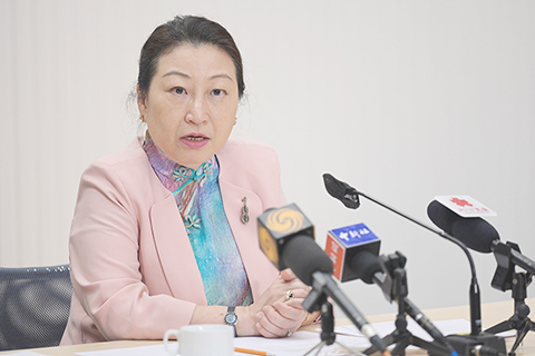 ◎ 香港特區政府律政司司長鄭若驊近日接受採訪時表示,粵港澳大灣區是「一國、兩制、三法域」,前海合作區是新試點,可就跨境法律規則銜接作出探討。(中新社記者 陳永諾 攝)