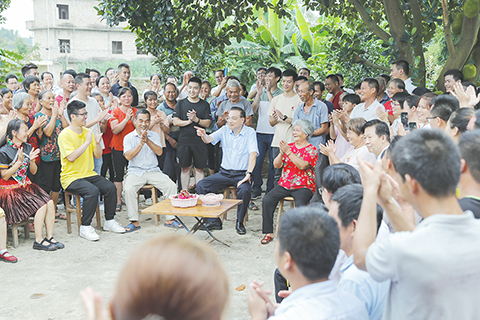 ◎ 九月十六日至十八日,中共中央政治局常委、國務院總理李克強在廣西壯族自治區黨委書記鹿心社和自治區主席藍天立陪同下,在玉林、南寧考察。圖為九月十六日,李克強來到玉林市陸川縣馬坡鎮東西村,考察糖料蔗種植及蔗糖產業發展,並與村民座談。(中新社)