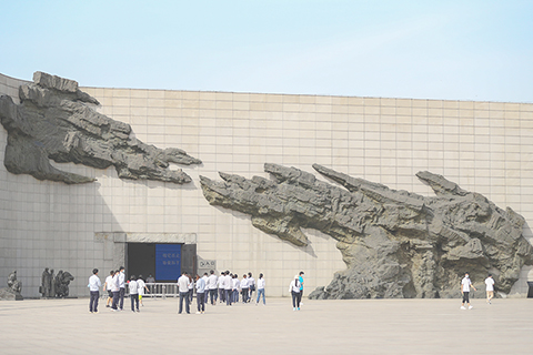◎ 九月十八日,民眾走進瀋陽「九.一八」歷史博物館參觀,紀念「九一八」事變爆發九十周年。(中新社)