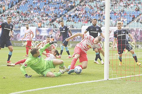 ◎ 萊比錫衛將高路斯達文(中)昨夜攻至哈化柏林門前,門將舒禾路維(前左)嚇出一身冷汗。(美聯社)