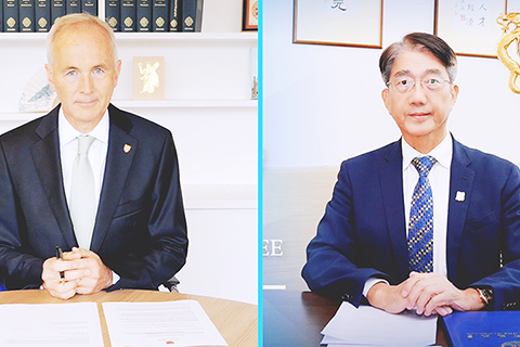 ◎ 牛津大學沃弗森學院院長提姆希欽斯爵士(左)與澳門科技大學校長李行偉講座教授進行線上簽約儀式。