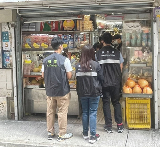 ◎ 海關與衛生局人員對目標店舖採取行動。