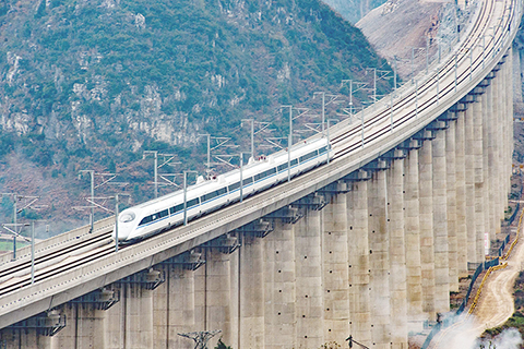◎ 由貴陽開往昆明的G4135次列車經過貴州省安順市境內的水桶木寨特大橋(二0一六年十二月廿八日攝,無人機照片)。(新華社記者 劉續 攝)