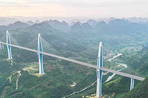 ◎ 這是貴州平塘至羅甸高速公路平塘特大橋(二0二一年八月九日攝,無人機照片)。(新華社記者楊文斌 攝)