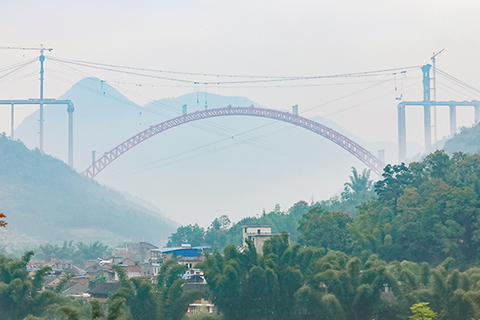 ◎ 這是建設中的貴州平塘至羅甸高速公路大小井特大橋(二0一八年九月十二日攝)。(新華社記者 劉續 攝)