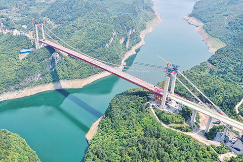 ◎ 這是合龍後的遵餘高速飛龍湖烏江大橋(二0二0年四月廿九日攝,無人機照片)。(新華社記者 劉續 攝)