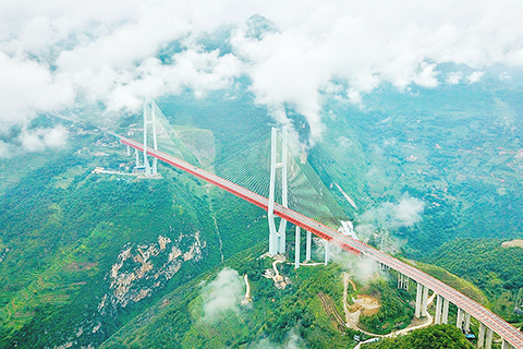 ◎ 這是二0一八年八月九日拍攝的北盤江大橋(無人機照片)。(新華社記者歐東衢 攝)