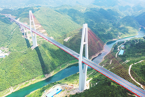 ◎ 這是遵餘高速湘江大橋(二0二一年六月廿六日攝,無人機照片)。(新華社記者 劉續 攝)