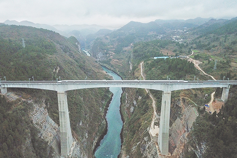 ◎ 渝貴鐵路從貴陽北到重慶西的D8592次首發動車經過遵義市境內的烏江大橋(二0一八年一月廿五日攝,無人機照片)。(新華社記者 劉續 攝)