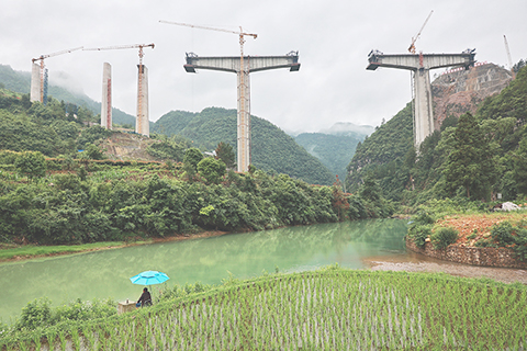 ◎ 這是位於貴州省貴定縣的貴南高鐵桐子園雙線特大橋施工現場(二0二一年六月十一日攝)。(新華社記者 劉續 攝)
