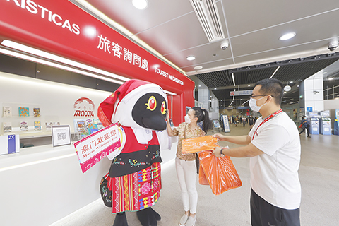 ◎ 吉祥物「麥麥」迎接入境處旅客。