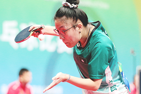 ◎ 十月二十五日,第十一屆殘運會乒乓球比賽在西安舉行,港澳選手參加多個項目比賽。圖為TT11女子單打中的澳門選手莫釹恩。(中新社記者 張遠攝)