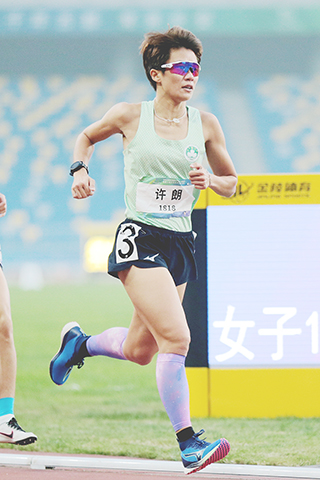 ◎ 十月二十五日,第十一屆殘運會田徑女子多個項目決賽在西安舉行。圖為女子一千五百米聽障組決賽中的澳門選手許朗。(中新社記者 張遠攝)