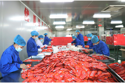 ◎ 十一月十日,在位於寧夏銀川的百瑞源枸杞股份有限公司生產車間內,工作人員在生產線上忙碌。據了解,每年「雙十一」,枸杞都是寧夏特色產品線上銷售主打款。(中新社)