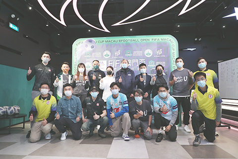 ◎ 主辦單位中國澳門電子競技運動大聯盟總會理事長黃家豪、澳門足球總會副理事長曾展南、澳門電競專業人才發展協會副理事長郭凱琳與甲組球會及四強選手合照。