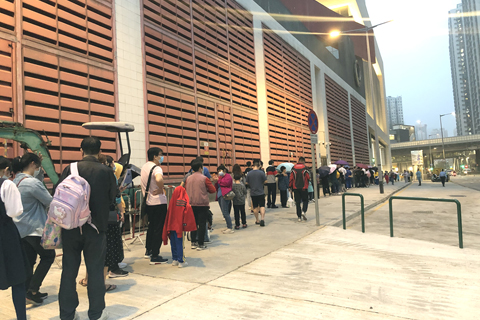 ◎ 大批學生在家長陪同下趕做核酸檢測。