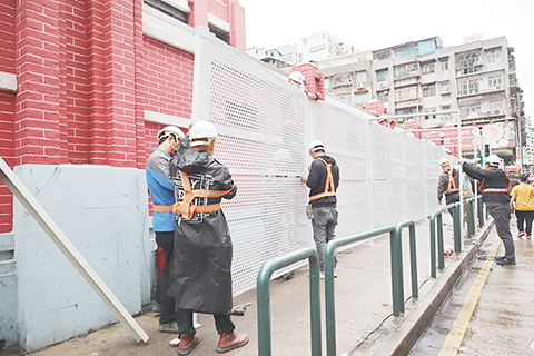 ◎ 紅街市昨日圍板。