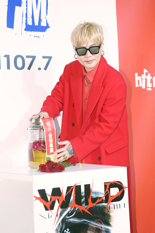 ◎ 五月十日,台灣歌手蕭秉治出席記者會。當曰,蕭秉治推出第二張創作專輯《狂人》,有別於首張專輯《凡人》的深情療癒,《狂人》啟動一場心靈與意識的破壞與重建工程。