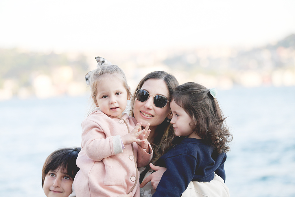 　◎ 一名母親與孩子們在土耳其伊斯坦布爾的博斯普魯斯海峽邊拍照留念。