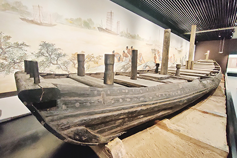 圖為博物館展廳內的大運河古沉船。(中新社發 張健攝)