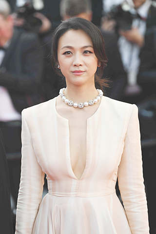 　◎ 當地時間五月二十三日晚，中國影星湯唯在她主演的第七十五屆康城電影節影片《分手的決心》的首映紅毯上亮相。該片入圍本屆電影節主競賽單元。