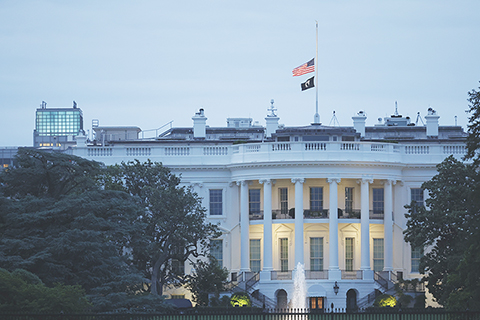 　◎ 圖為5月24日，在美國首都華盛頓，白宮降半旗向得克薩斯州槍擊事件遇害者致哀。(新華社）