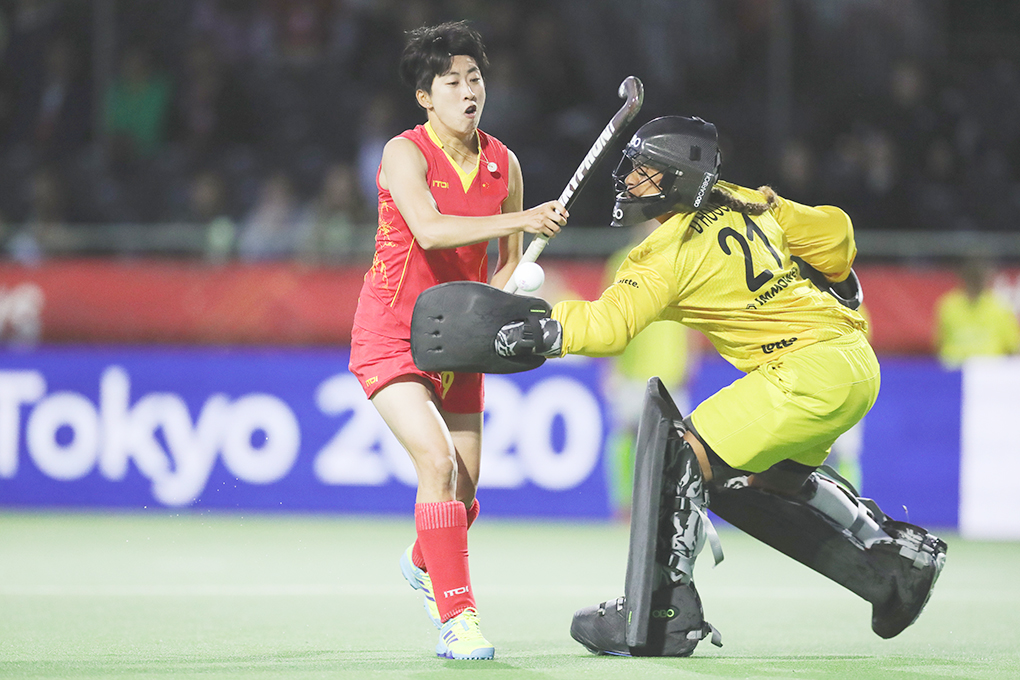 ◎ 六月八日,中國隊球員張簫雪(左)在二十三米球決勝階段面對比利時隊守門員艾斯琳進攻。在比利時安特衛普進行的曲棍球世界超級聯賽中,中國女子曲棍球隊常規時間與比利時女子曲棍球隊一比一戰平,最終經過二十三米球決勝,中國隊以二比0勝出。(新華社記者 鄭煥松 攝)