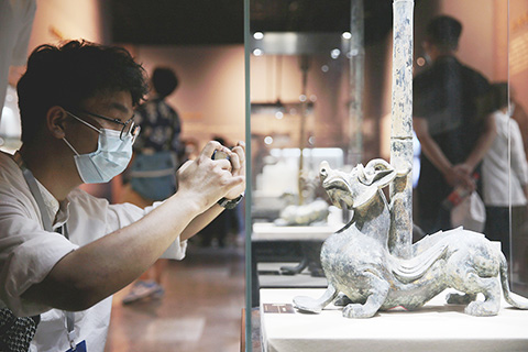 ◎ 六月十一日,「流風遺躅──海昏侯劉賀墓出土文物展」在位於陝西西安的秦始皇帝陵博物院開幕。展覽共展出來自江西南昌漢代海昏侯國遺址博物館的一百二十八件(套)精品文物,其中包括青銅當盧、青銅博山爐等八件首次外展文物。圖為展出的神獸形青銅虡吸引參觀者拍照。(中新社記者 張遠 攝)