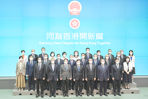 ◎ 六月十九日,香港特區候任行政長官李家超就香港特別行政區第六屆政府主要官員的任命舉行記者會,各主要官員與傳媒會面。圖為李家超(一排中)與香港特別行政區第六屆政府主要官員合照。(中新社記者 陳永諾 攝)