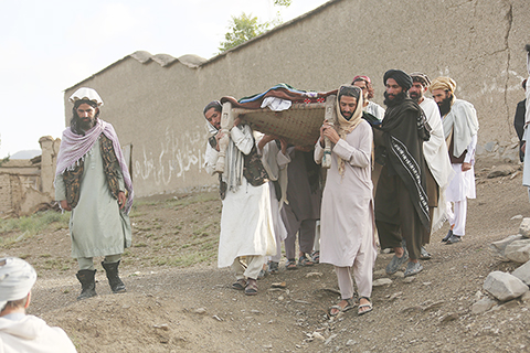 　◎ 圖為六月二十三日，在阿富汗柏加提卡省一座村莊，人們轉移地震遇難者的遺體。（新華社）