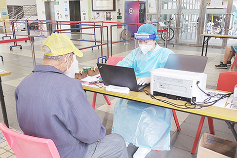 ◎ 科學館抗疫支援隊員協助有需要人士登記及生成健康碼。
