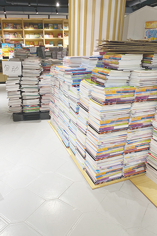 ◎ 有書店明日起安排不同學校的學生購買教科書。