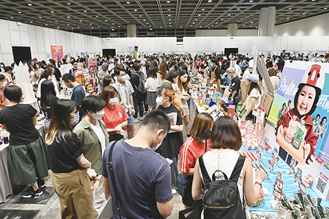 ◎ 八月二日,由香港貿易發展局主辦的第三十二屆美食博覽、家電.家品.博覽、美與健生活博覽以及香港國際茶展,將於十一至十五日在香港會議展覽中心舉行,匯聚近一千家參展商,以「生活新體驗.體驗新生活」為題,為公眾及業內買家帶來環球美食佳肴和新穎產品。圖為預展吸引大批人士提前參觀。(中新社記者 李志華 攝)
